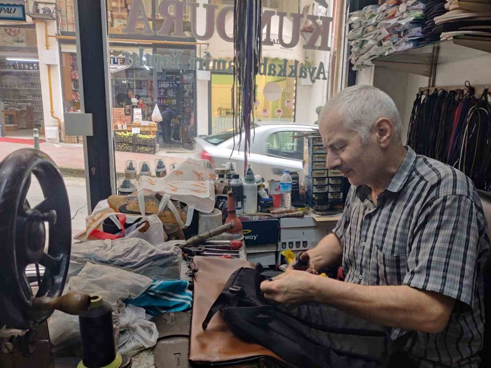 Rizeli 35 Yıllık Ayakkabı Tamircisi Mesleklerin Geleceğine Dikkat Çekti