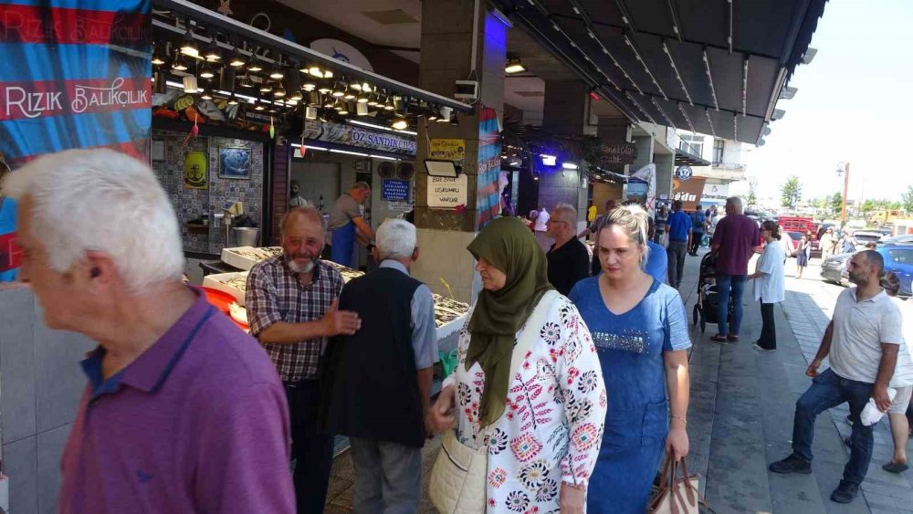 Hamsiyi Tezgahta Erken Gören Balıkçı Sevinsin Mi Üzülsün Mü Bilemedi