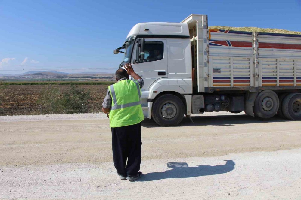 Tozlu Yolda Mutluluk Saçıyor, Kimse Korna Çalmadan Geçmiyor