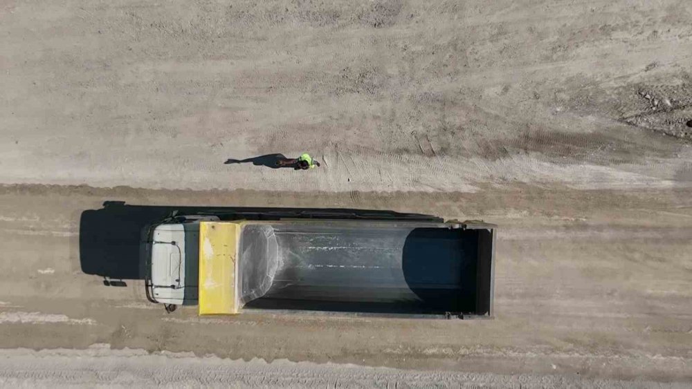 Tozlu Yolda Mutluluk Saçıyor, Kimse Korna Çalmadan Geçmiyor