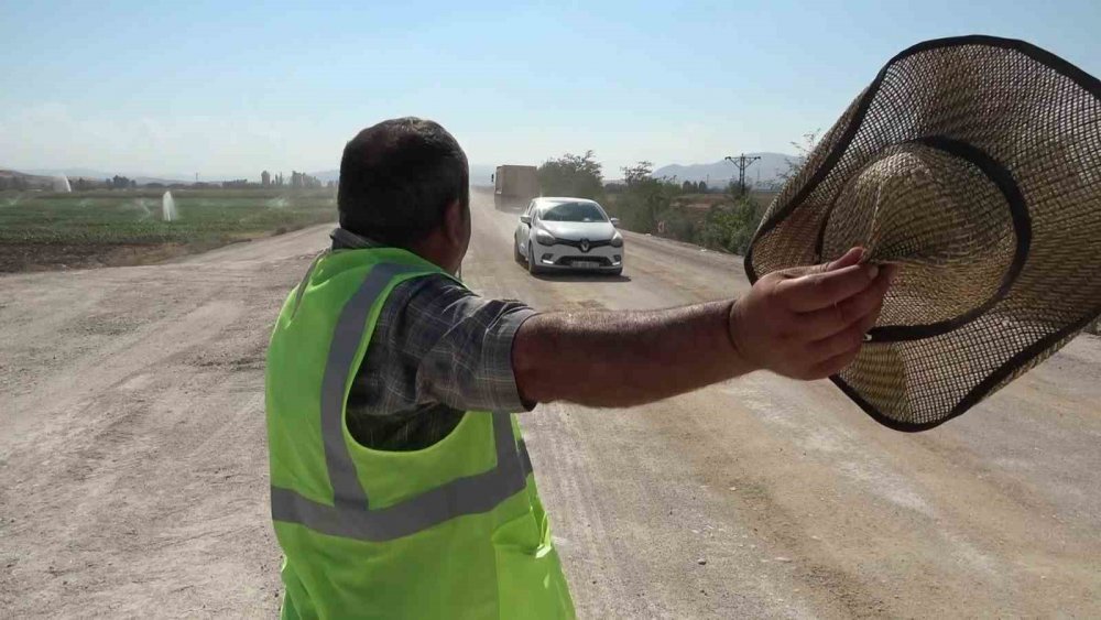 Tozlu Yolda Mutluluk Saçıyor, Kimse Korna Çalmadan Geçmiyor