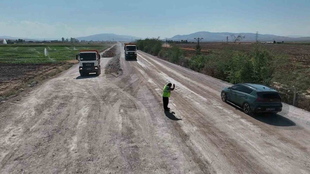 Tozlu Yolda Mutluluk Saçıyor, Kimse Korna Çalmadan Geçmiyor