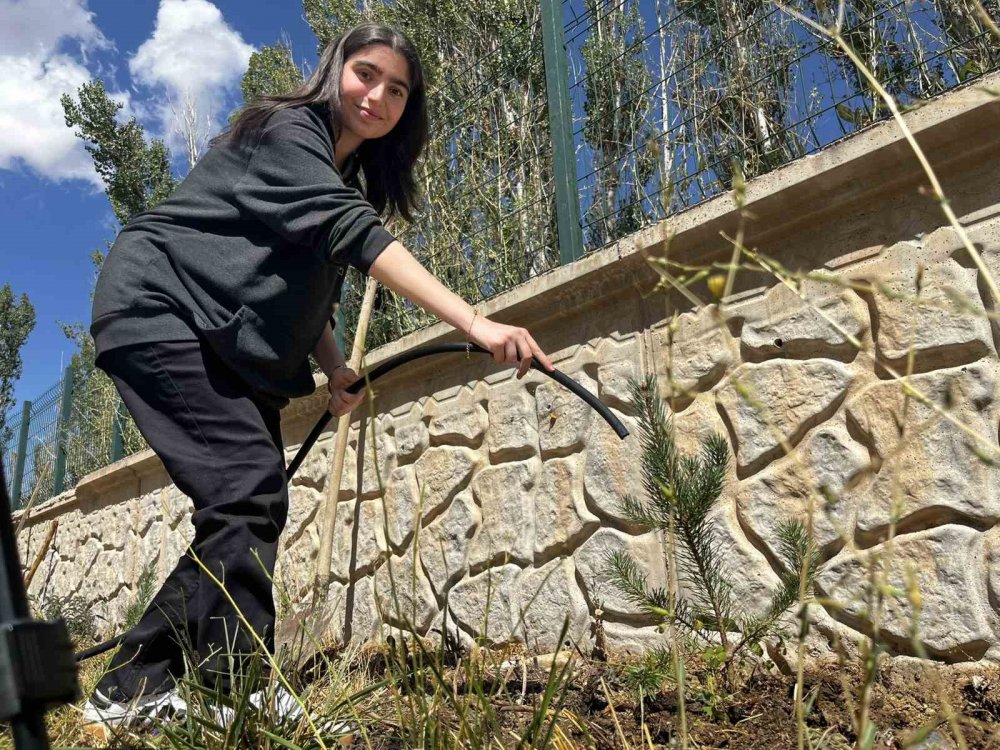 Bayburt’ta Öğrenciler Fidanları Toprakla Buluşturup ‘yeşil Vatan’ İçin Geleceğe Nefes Oldular