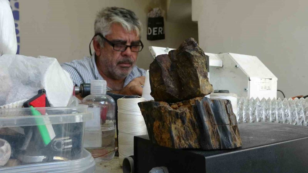 Bayburt’ta Kehribarın Zorlu Mesaisi: Topraktan Çıkarılan Fosilleşmiş Ağaç Reçinesi Takı Ve Tespihe Dönüştürülüyor