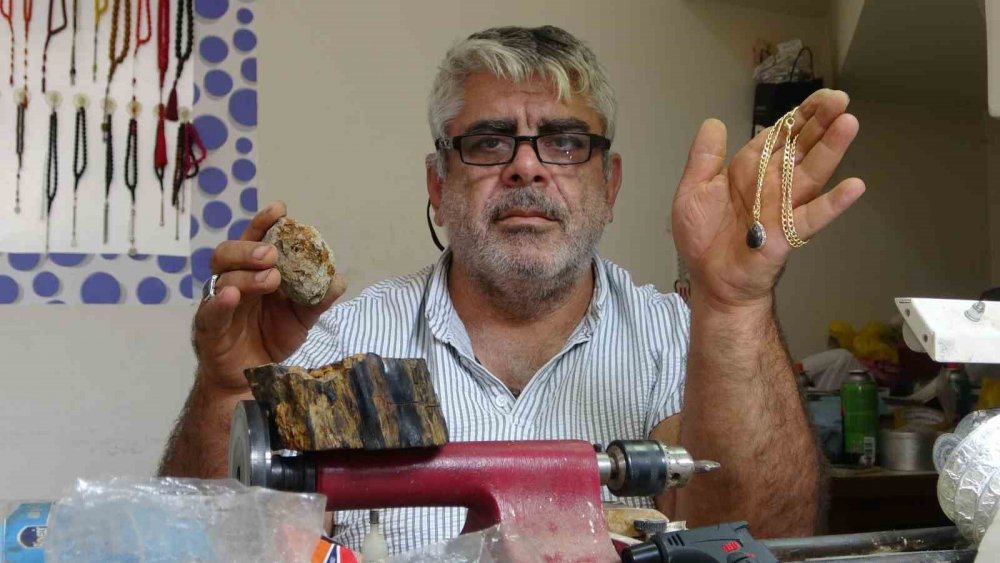 Bayburt’ta Kehribarın Zorlu Mesaisi: Topraktan Çıkarılan Fosilleşmiş Ağaç Reçinesi Takı Ve Tespihe Dönüştürülüyor