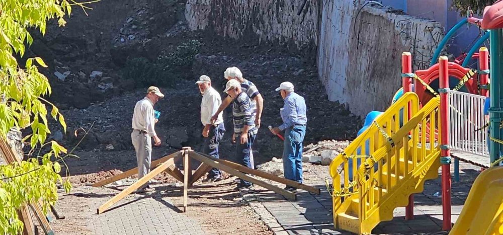 İspir’de Heyelanlı Bölgeye Müdahale Başladı