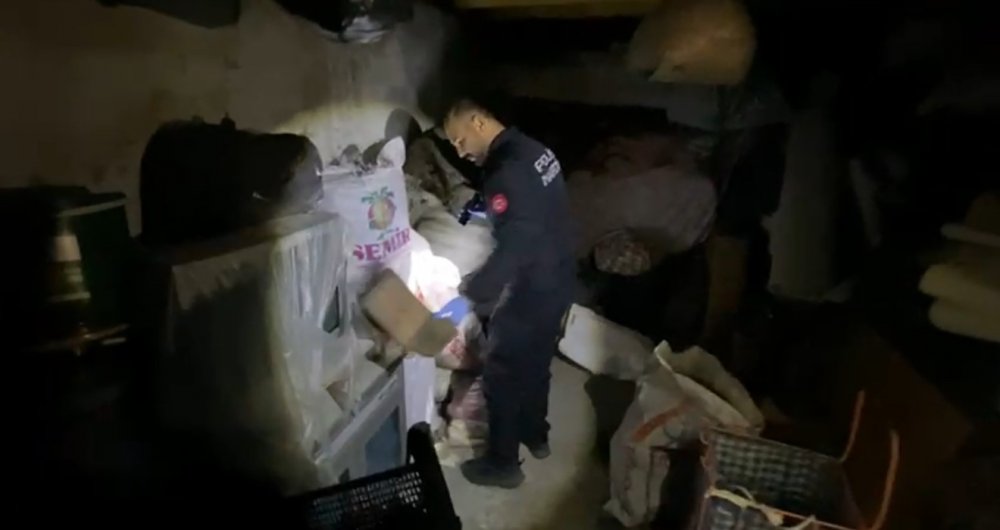Polis Çatı Katındaki Çuvallarda 15 Bin Uyuşturucu Hap Ele Geçirdi