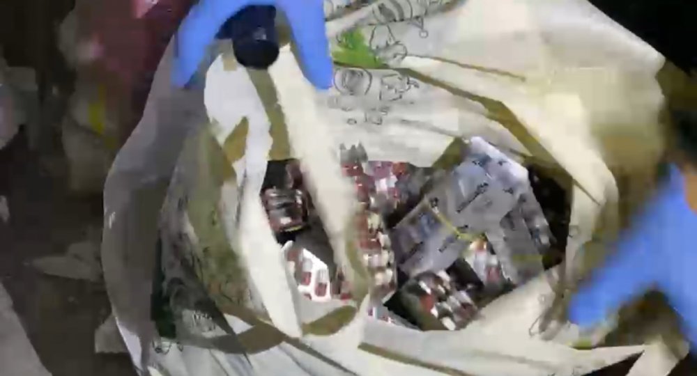 Polis Çatı Katındaki Çuvallarda 15 Bin Uyuşturucu Hap Ele Geçirdi