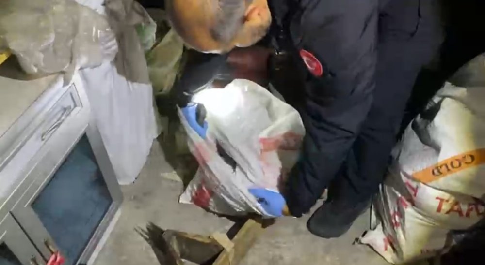 Polis Çatı Katındaki Çuvallarda 15 Bin Uyuşturucu Hap Ele Geçirdi