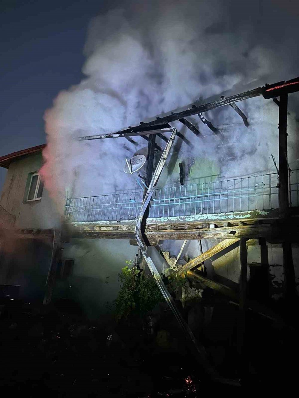 Alevlere Teslim Olan Ev Kullanılmaz Hale Geldi