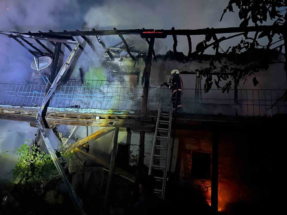 Alevlere Teslim Olan Ev Kullanılmaz Hale Geldi