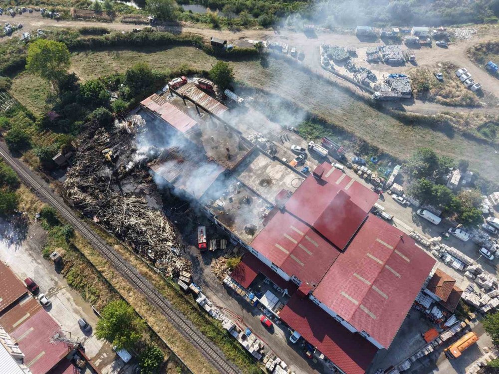 Kereste Fabrikası Yangınında Soğutma Çalışmaları Sürüyor
