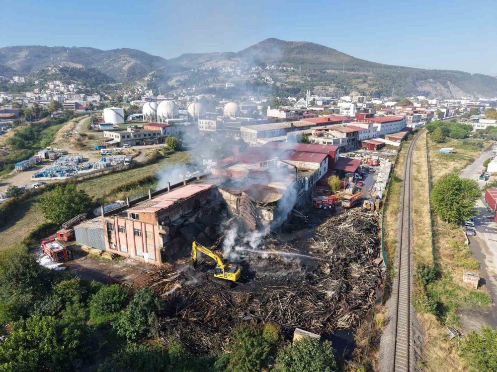 Kereste Fabrikası Yangınında Soğutma Çalışmaları Sürüyor