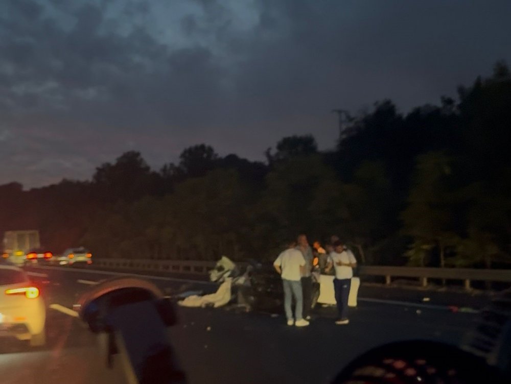 Otoyolda Feci Kaza, Araçtan Geriye Hurda Yığını Kaldı: 1 Ölü, 1 Yaralı