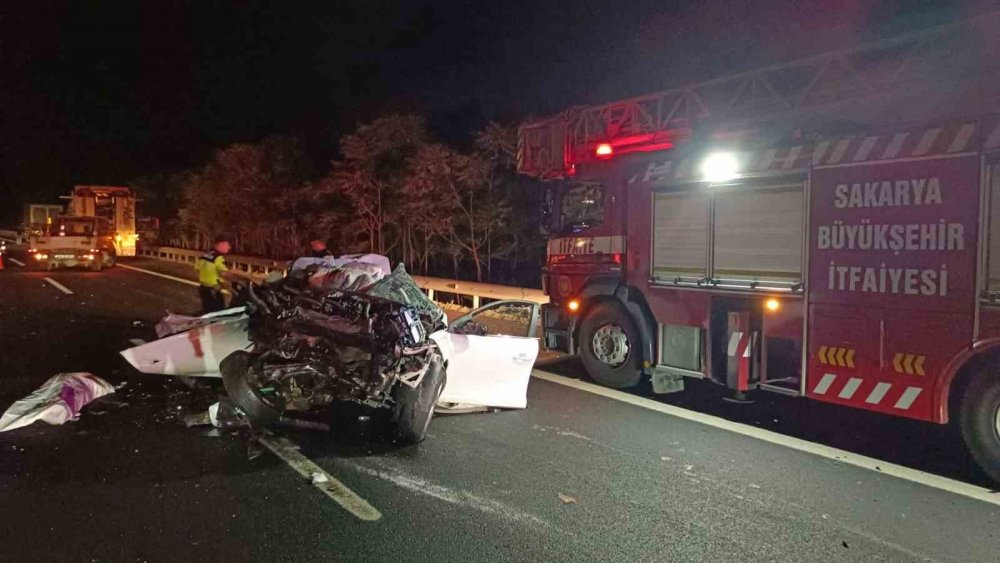 Otoyolda Feci Kaza, Araçtan Geriye Hurda Yığını Kaldı: 1 Ölü, 1 Yaralı