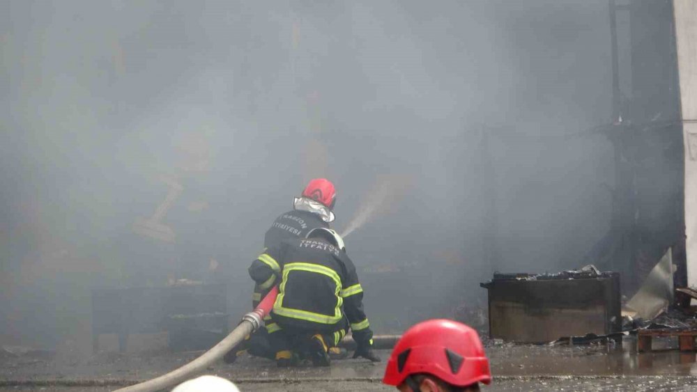Trabzon’da Avm Yangının İlk Çıktığı Andaki Görgü Tanığı: "sanki Savaşta Bomba Atılır Gibi Patlama Sesi Duydum"