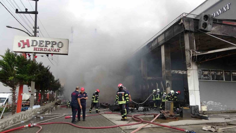 Trabzon’da Avm Yangının İlk Çıktığı Andaki Görgü Tanığı: "sanki Savaşta Bomba Atılır Gibi Patlama Sesi Duydum"