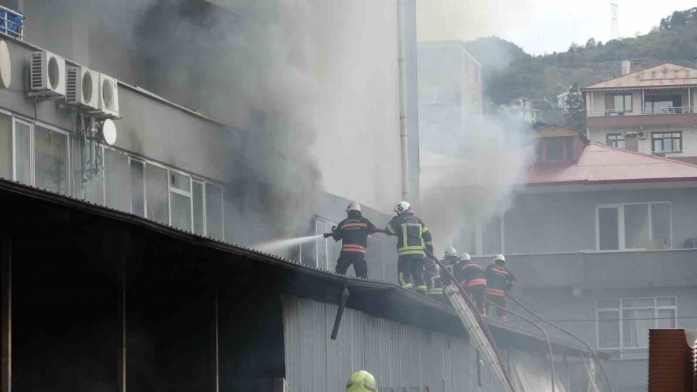 Trabzon’da Avm Yangının İlk Çıktığı Andaki Görgü Tanığı: "sanki Savaşta Bomba Atılır Gibi Patlama Sesi Duydum"