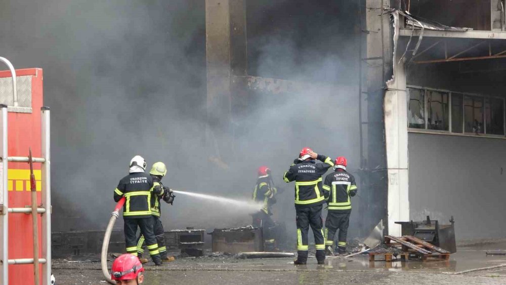 Trabzon’da Avm Yangının İlk Çıktığı Andaki Görgü Tanığı: "sanki Savaşta Bomba Atılır Gibi Patlama Sesi Duydum"