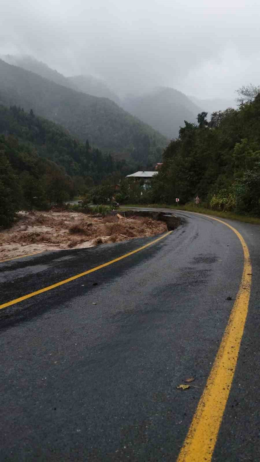 Artvin’de Sağanak Yağış Sele Neden Oldu
