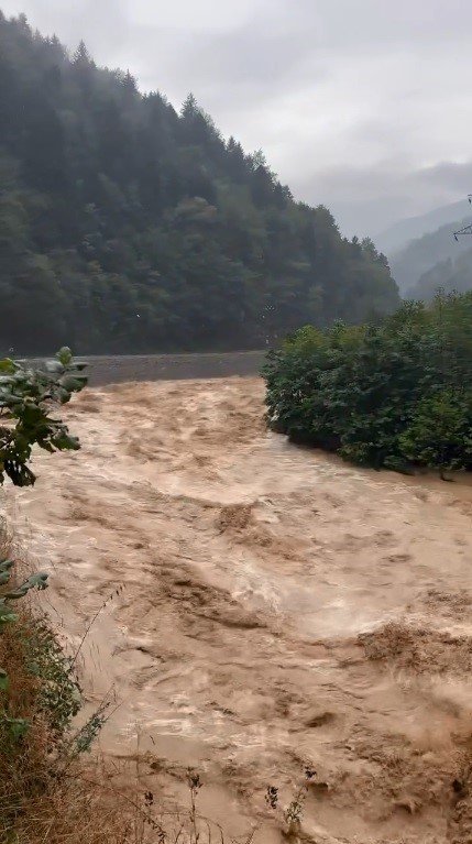İkizdere’de Şiddetli Yağış: Dere Taştı, Ulaşım Aksadı