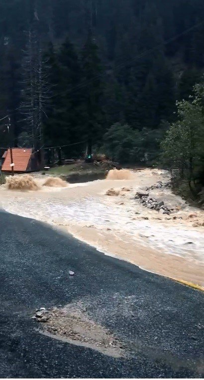 İkizdere’de Şiddetli Yağış: Dere Taştı, Ulaşım Aksadı