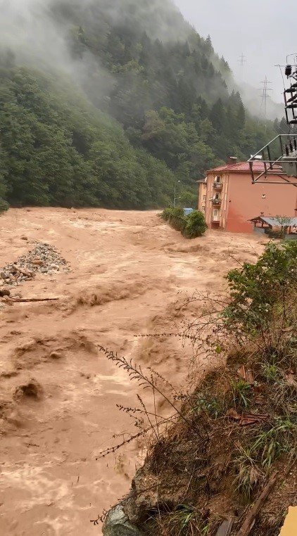 İkizdere’de Şiddetli Yağış: Dere Taştı, Ulaşım Aksadı
