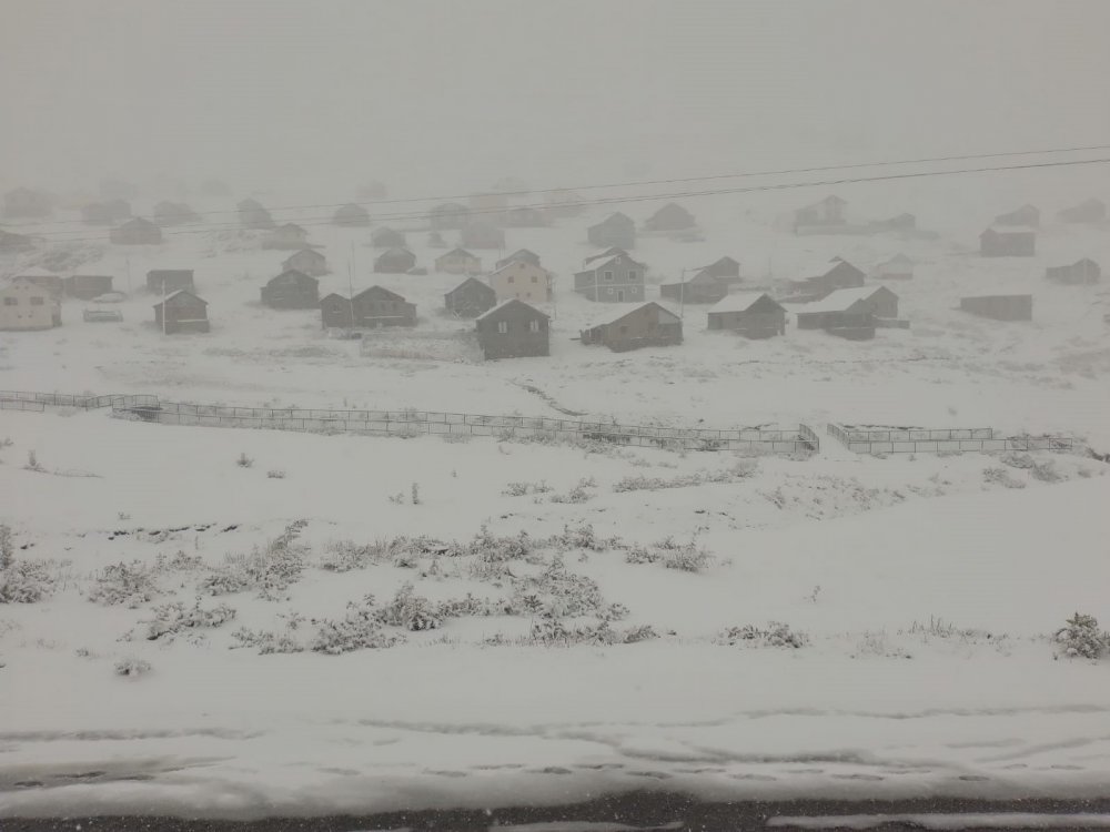 Doğu Karadeniz’in Sahili Ve İç Kesimlerindeki Şiddetli Yağış Yerini Zirvelerde Kara Bıraktı