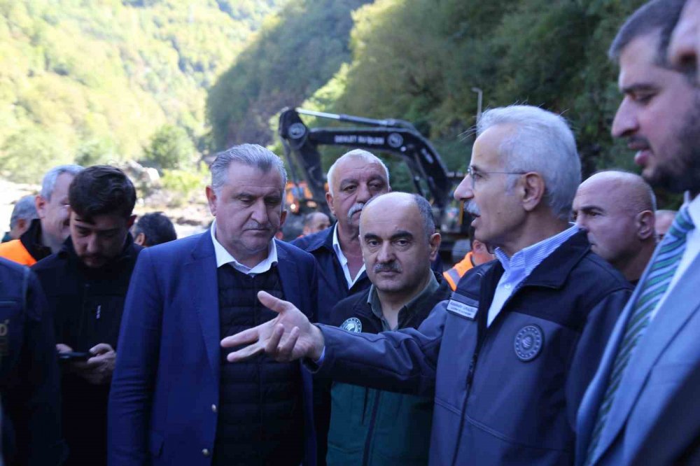 Bakanlar Uraloğlu Ve Bak Sellerden Zarar Gören Artvin’in Borçka İlçesinde İncelemelerde Bulundu