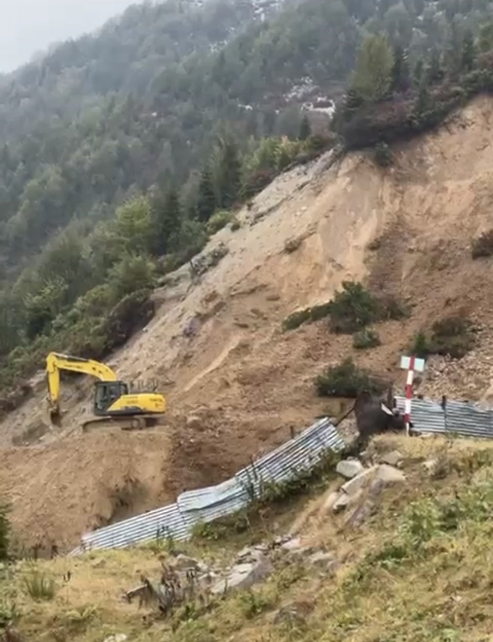 Çamlıhemşin Boğaz Yaylası Yolunda İş Makineleri Heyelanlarla Mücadele Ediyor