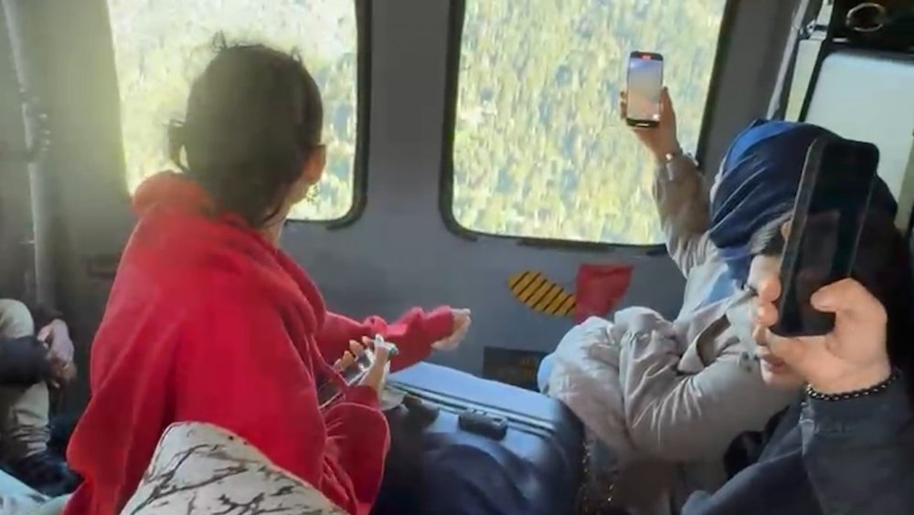 Rize’de Ayder Yaylası’nın Yolu Kapalı Olunca Yayladaki Yerli Ve Yabancı Turistler Helikopterlerle Tahliye Ediliyor