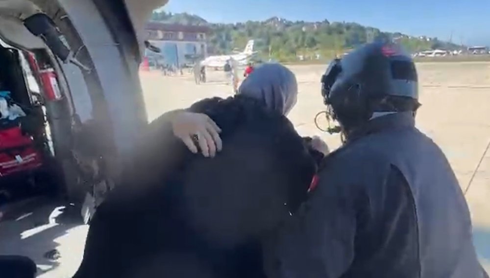 Rize’de Ayder Yaylası’nın Yolu Kapalı Olunca Yayladaki Yerli Ve Yabancı Turistler Helikopterlerle Tahliye Ediliyor