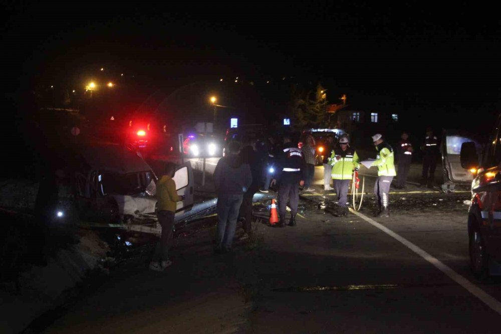 Ordu’da 2 Hafif Ticari Araç Kafa Kafaya Çarpıştı: 1 Ölü, 2 Yaralı