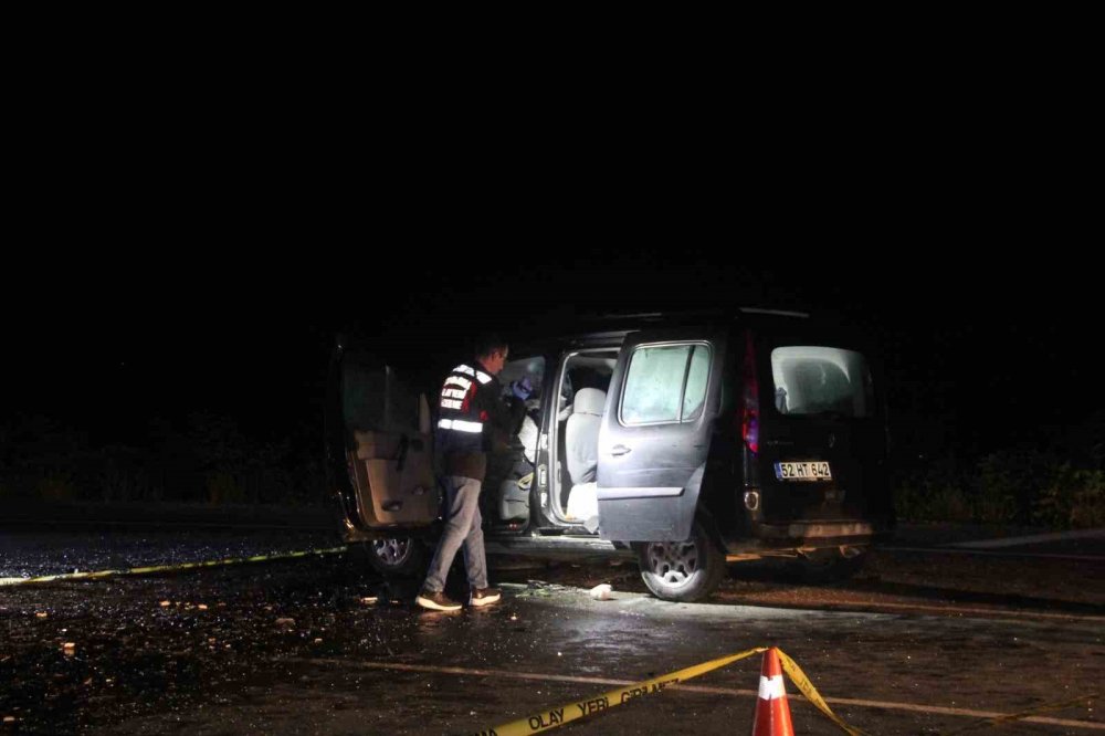 Ordu’da 2 Hafif Ticari Araç Kafa Kafaya Çarpıştı: 1 Ölü, 2 Yaralı