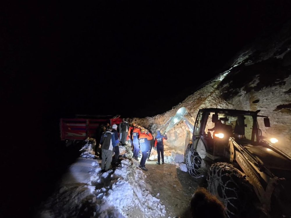 Trovit Yaylası Yolunda Çığ: Araçlar ve Büyükbaş Hayvanlar Kurtarıldı