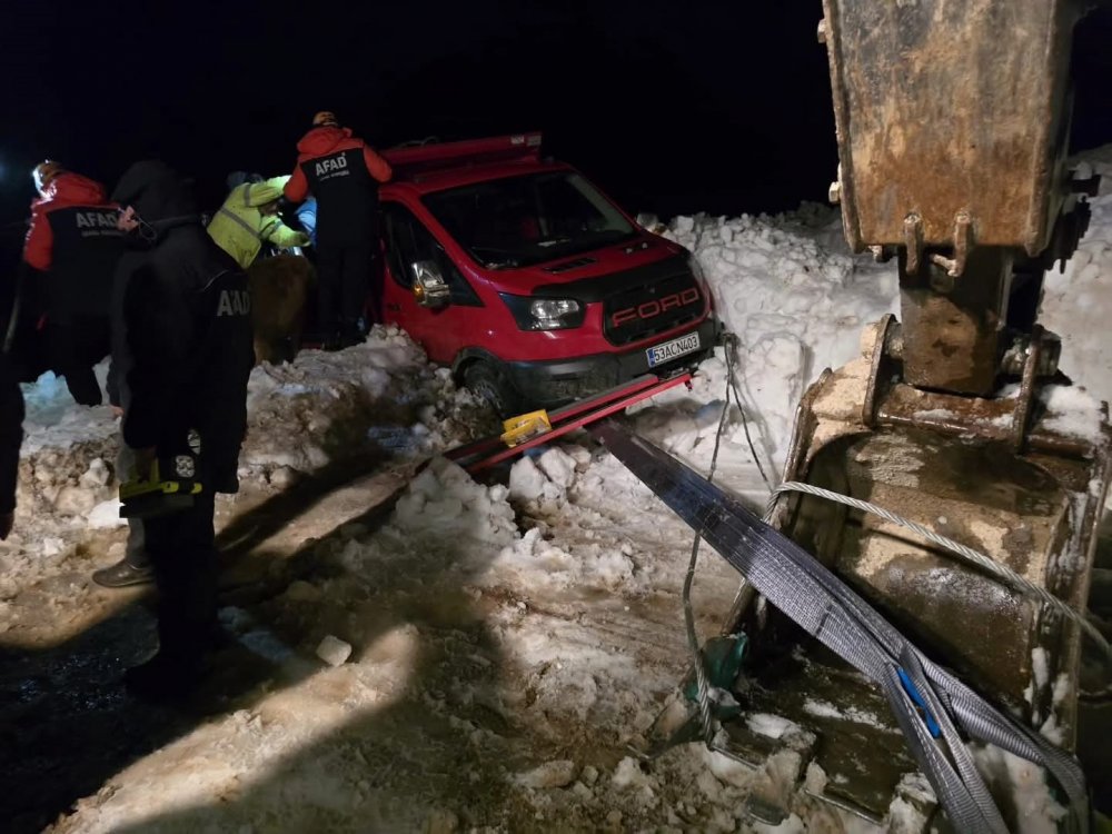 Trovit Yaylası Yolunda Çığ: Araçlar ve Büyükbaş Hayvanlar Kurtarıldı