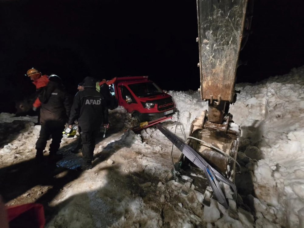 Trovit Yaylası Yolunda Çığ: Araçlar ve Büyükbaş Hayvanlar Kurtarıldı