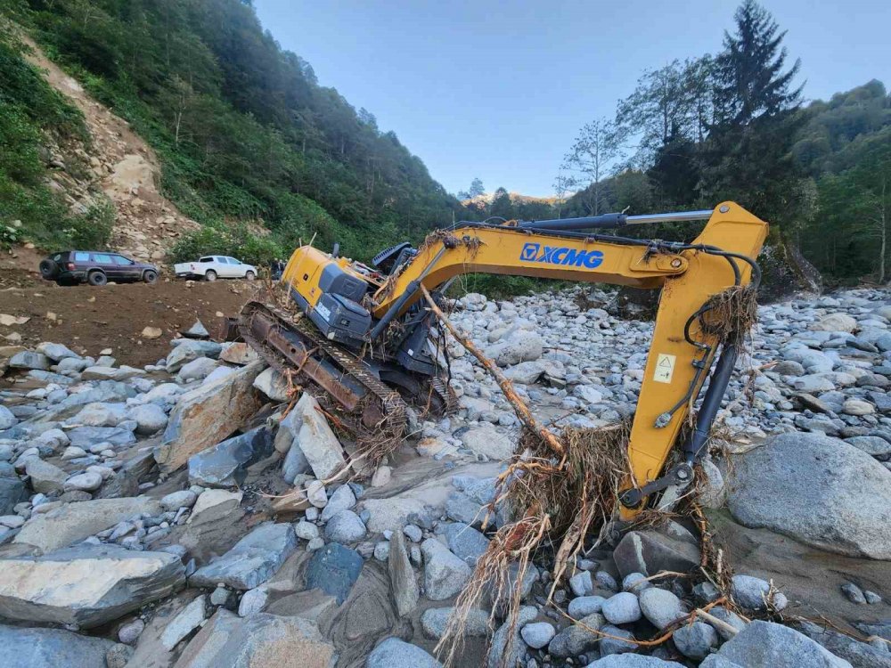 Rize’de 4 Gün Kapalı Olan Deremezra Köyü’ne Ulaşım Sağlandı