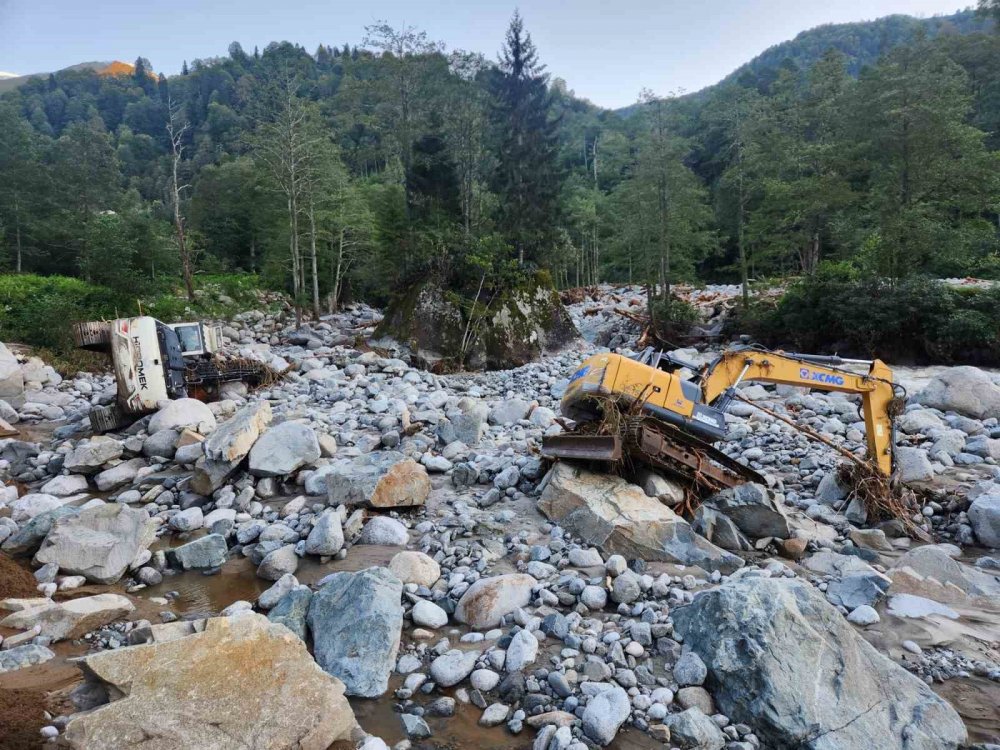 Rize’de 4 Gün Kapalı Olan Deremezra Köyü’ne Ulaşım Sağlandı