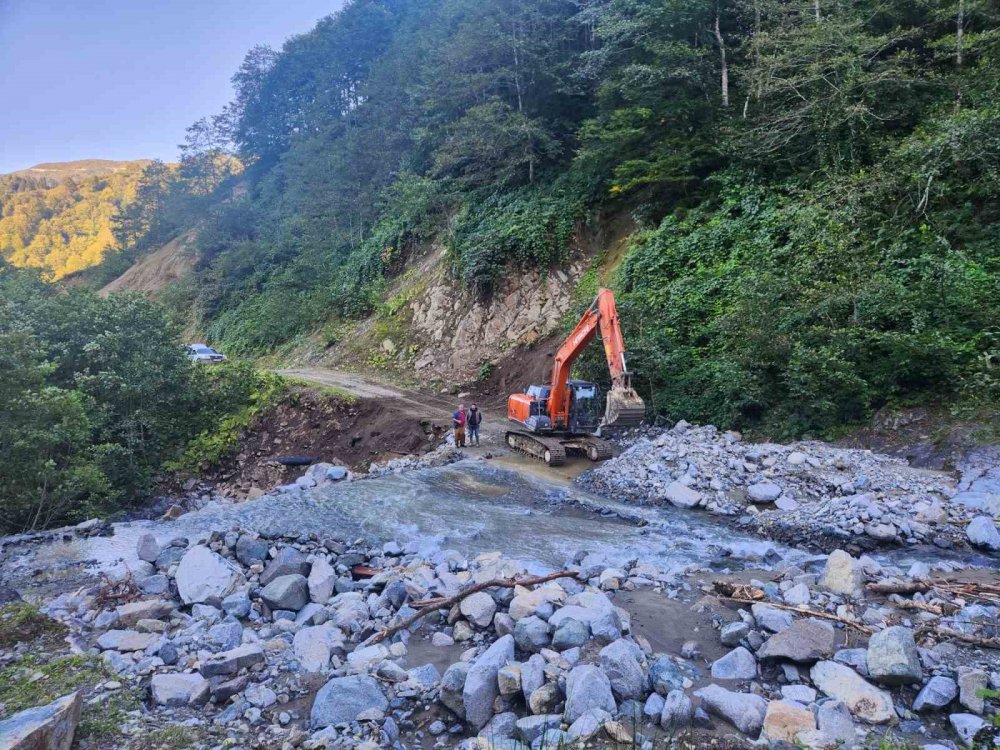 Rize’de 4 Gün Kapalı Olan Deremezra Köyü’ne Ulaşım Sağlandı