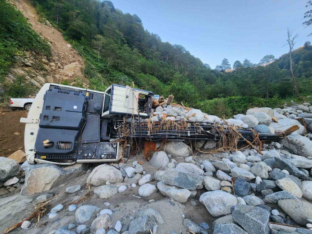 Rize’de 4 Gün Kapalı Olan Deremezra Köyü’ne Ulaşım Sağlandı