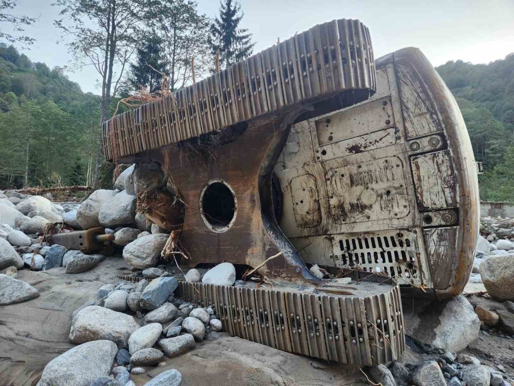 Rize’de 4 Gün Kapalı Olan Deremezra Köyü’ne Ulaşım Sağlandı