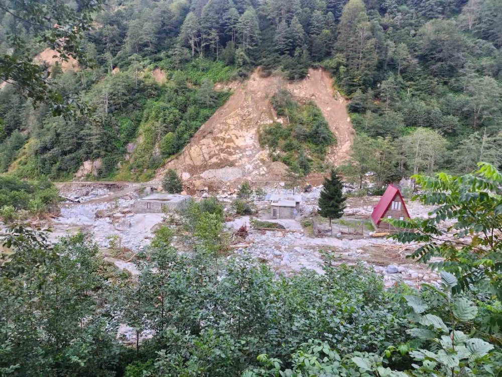 Rize’de 4 Gün Kapalı Olan Deremezra Köyü’ne Ulaşım Sağlandı