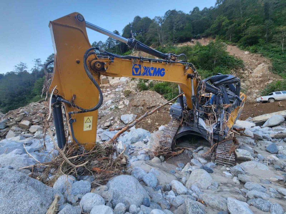 Rize’de 4 Gün Kapalı Olan Deremezra Köyü’ne Ulaşım Sağlandı