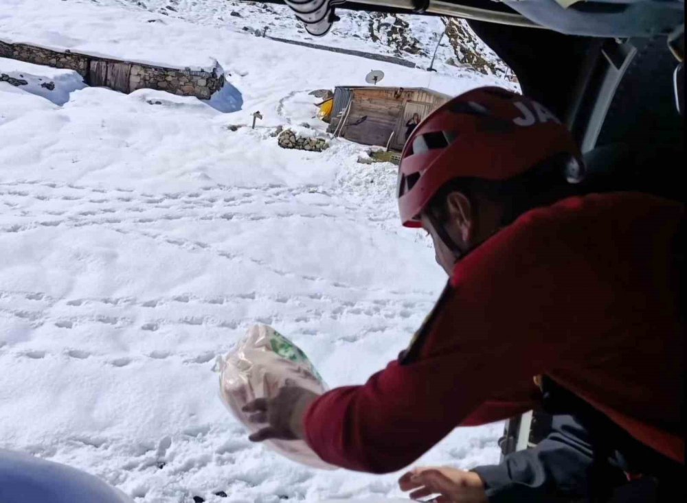 Rize’de Helikopterlerle Yaylalara Erzak ve Yem Sevkiyatı Sürüyor