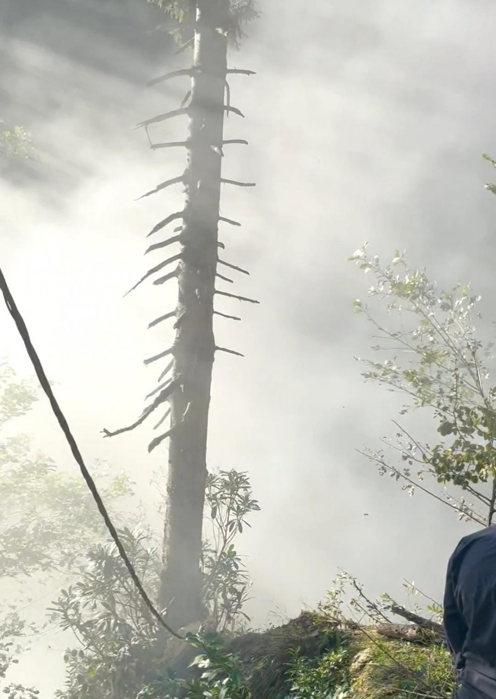 Rize’de Sel Ve Heyelanlar Sonrası Riskli Kayalara İlginç Temizlik