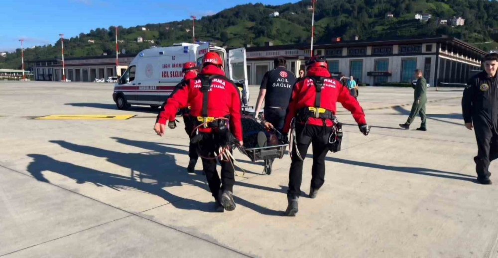 Rize’de Yaylada Mahsur Kalan 91 Yaşındaki Kadın Askeri Helikopterle Kurtarıldı