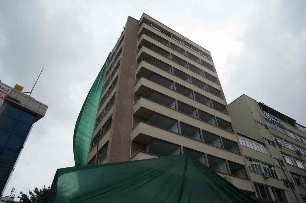 Deprem Riski Taşıyan Eski Yurt Binasının Yıkımına Başlandı