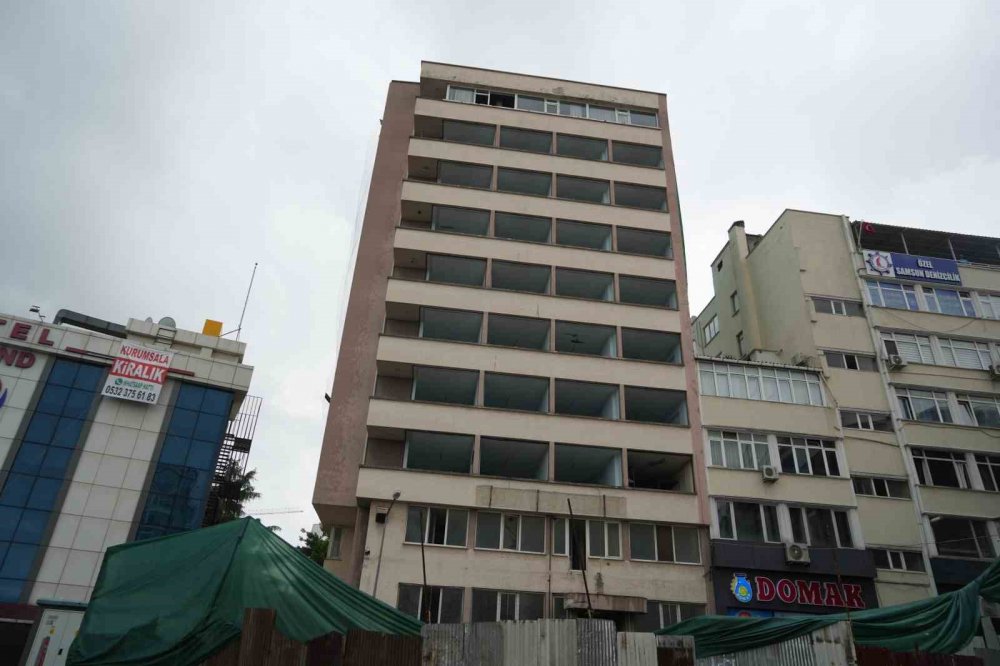 Deprem Riski Taşıyan Eski Yurt Binasının Yıkımına Başlandı