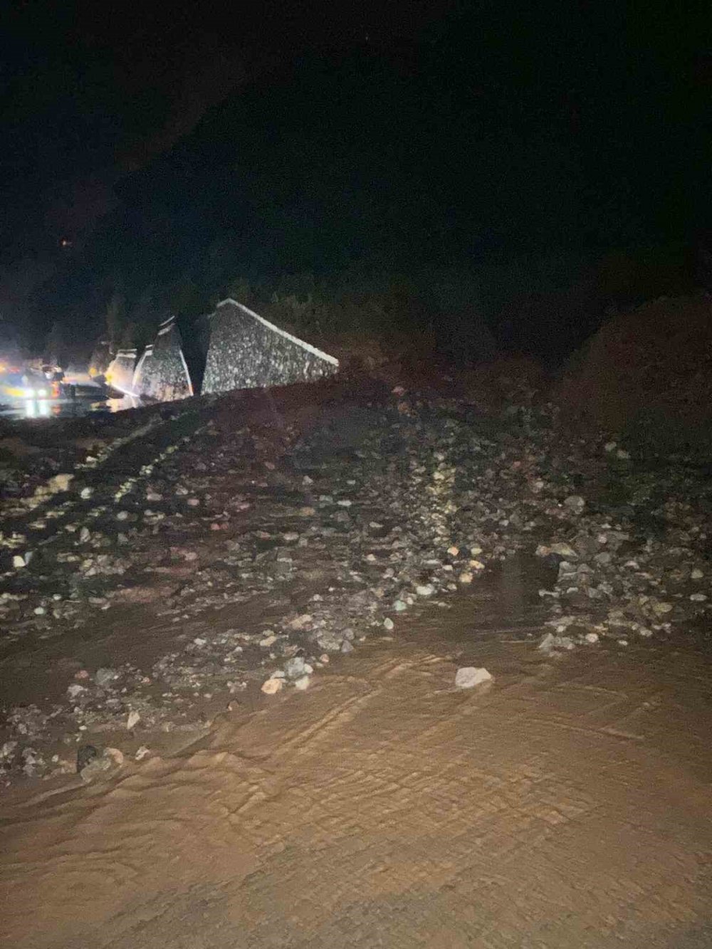 Trabzon Arsin'de heyelan yol kapandı